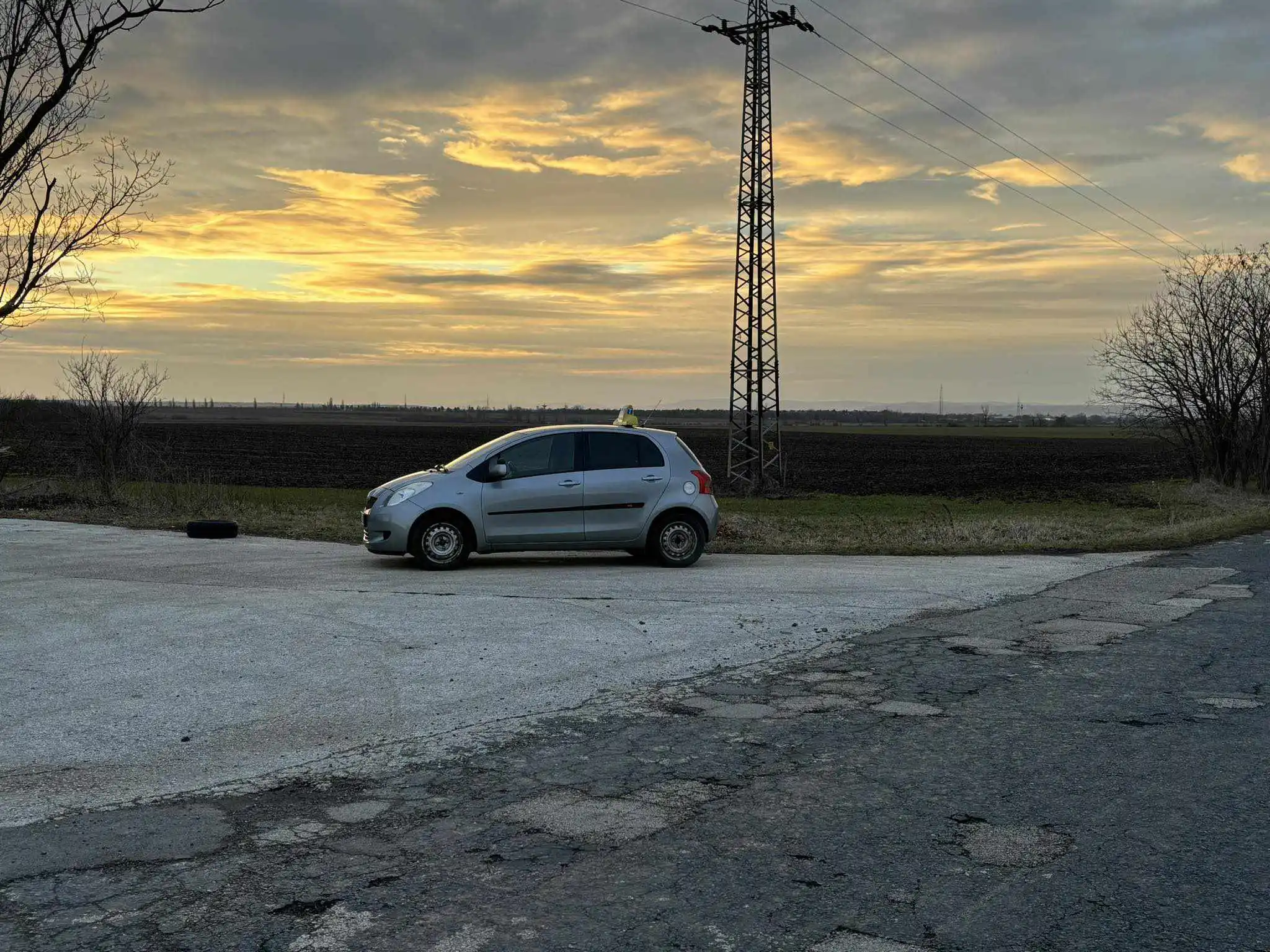 Tanuló autó a naplementében.