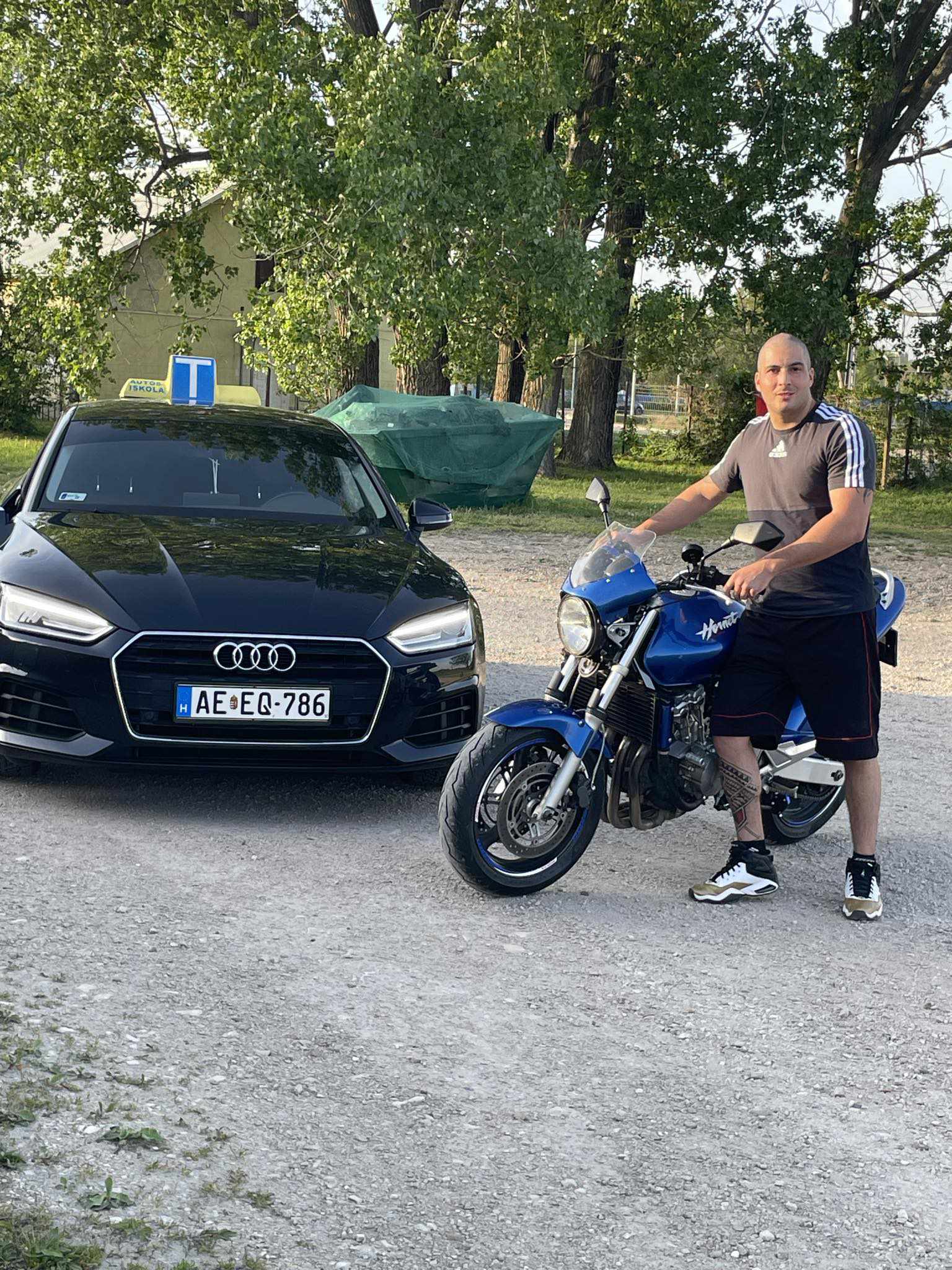Tanuló autó a naplementében.